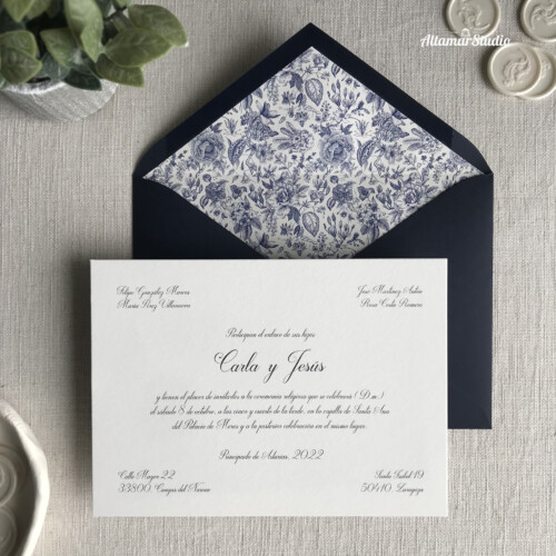 Invitación de boda clásica sobre forrado flores - BLUE BOHO